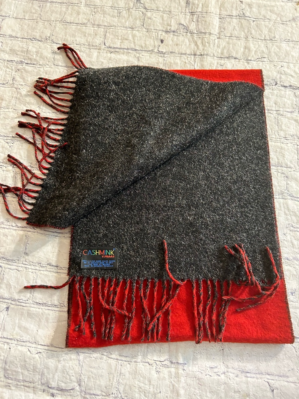 V.FRAAS CASHMINK MADE IN GERMANY RED/CHARCOAL GLITTER WITH FRINGE SCARF